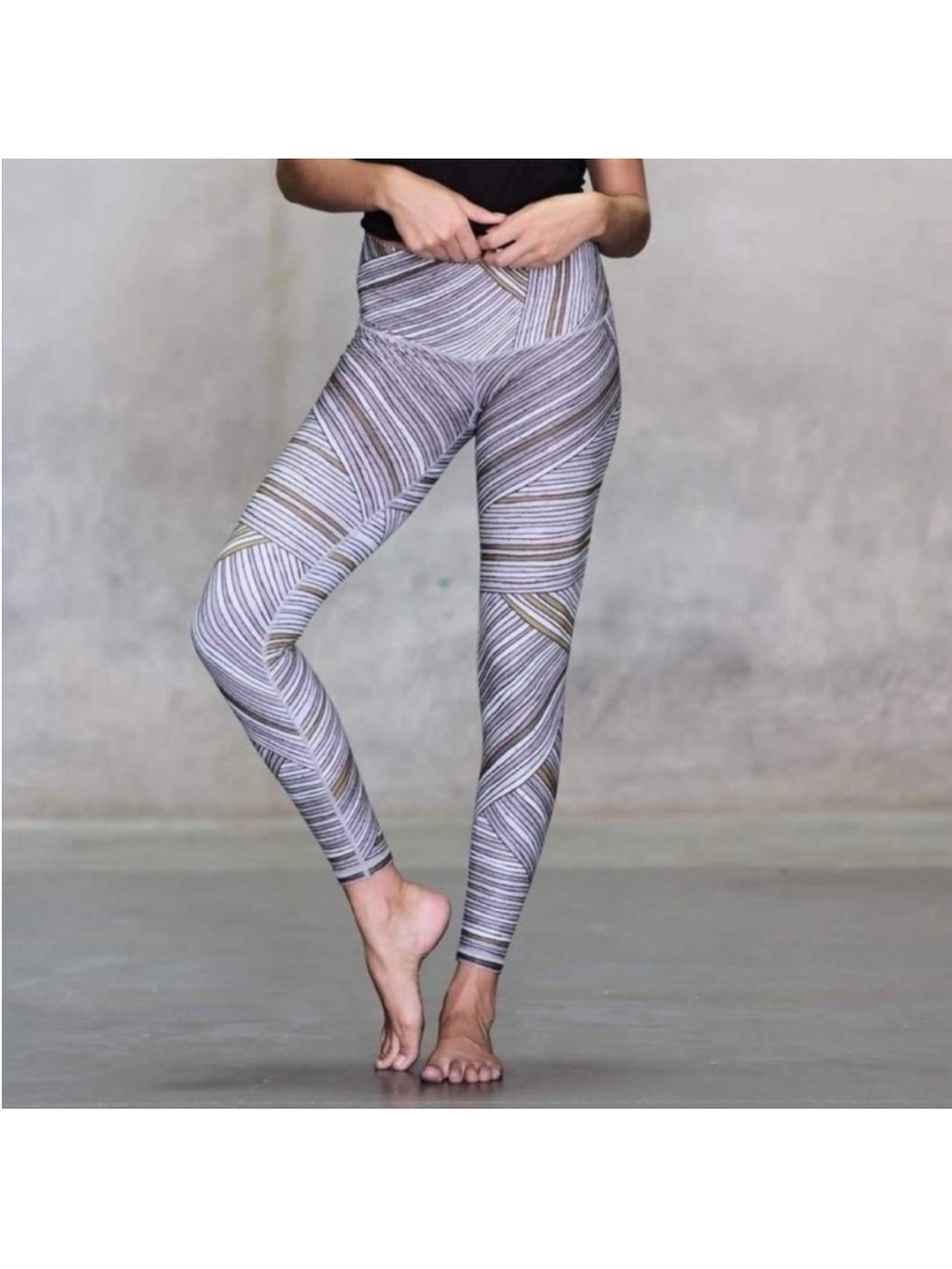 Niyama Sol Roam Wild Black and Olive Green Lines Striped Leggings XS tag removed